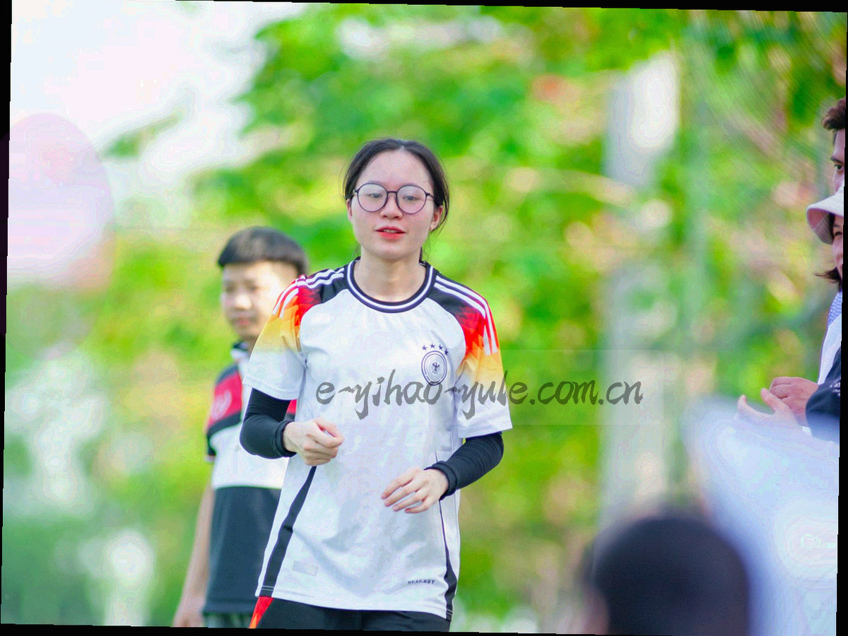 俯视视角的档案架与索引卡，冷暖对比光线，无人物